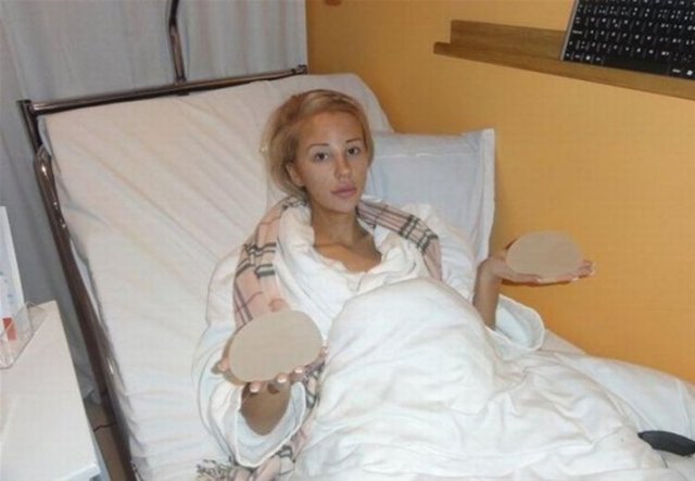 5 kez ayrı ayrı silikon taktıran estetik kolik, hiç birisinden memnun kalmamış.