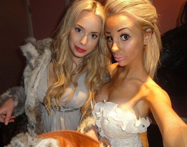 Yaptırdığı estetiklerle ülkenin önde gelen gazetelerine haber olan Alexandra, kısa sürede üne kavuştu.