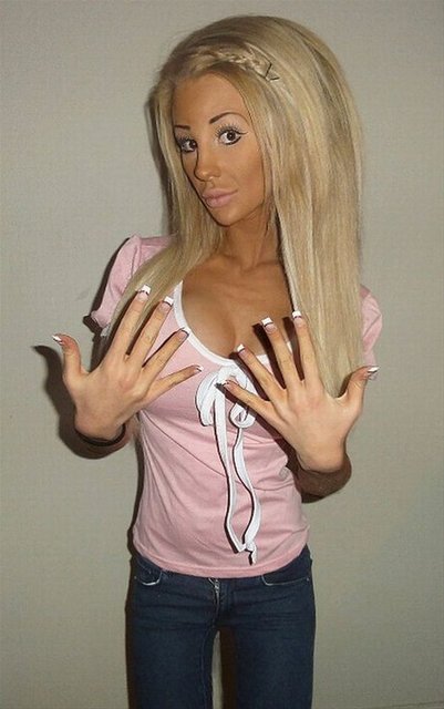 Estetik ameliyatı olmadan önceki halinin de bulunduğu fotoğraflar ise düşündürücü. Görenleri hayrete düşüren bu değişim, "Estetik harikası mı yoksa felaketi mi?" sorusunu akıllara getiriyor.