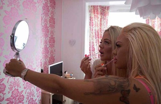 Ancak anne ve kızın elde ettiği sonuç son derece şaşırtıcı oldu. İkisi de Katie Price'a benzemeyi başaramamıştı ancak birbirlerine benzemeyi başarmışlardı.