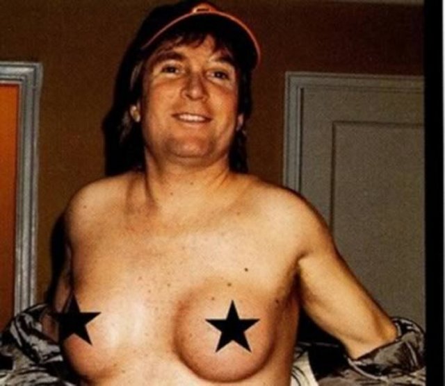 Bu göğüslere sahip olmak için sayısız ameliyat geçirdi