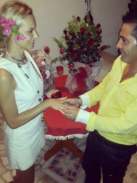 Bu arada Schaefer, sevgilisi Kadıoğlu ile aile arasında düzenlenen törenle sözlendi. Söz fotoğrafını Facebook'ta paylaşan Schaefer "Sürpriz bir şekilde aile arasında sözlendik" yorumunu yaptı