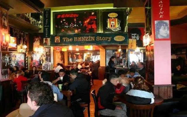 Benzin / Caddebostan Tel: (216 350 34 90)