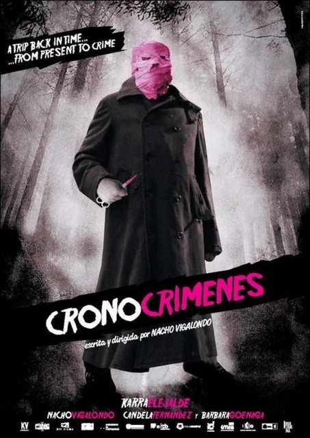 9-Suç Zamanı (Los Cronocrímenes / Timecrimes) (2007) -  - Bir saat geriye zaman yolculuğu yapan bir adamın serüvenini, ultra doğal renklerle örülü bir 'felsefi' zemine yerleştiren Nacho Vigalondo eseri... Kuruluş kıstaslarındaki özgünlüğü ve 'benden iki tane var' düşüncesinin çevresinde yaptıklarıyla ilgi çekebiliyor "Suç Zamanı". Ama Vigalondo'nun yönetmenlik sıkıntılarıyla geride kalıp iddiasını daha yukarılara çektiği söylenemez. Fakat bu durum, onun filmi için bir Hollywood yeniden çevriminin yolda olduğu gerçeğini ise birazcık 'yerinde olmuş' düşüncesiyle anılır hale getiriyor.