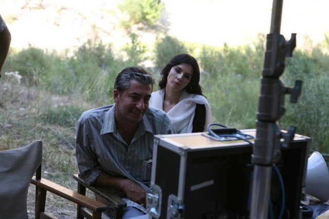 ERKAN PETEKKAYA: Bugüne kadar hangi dizide rol aldıysa hep adından söz ettirdi. Ama hiç şüphe yok ki onu Türkiye'nin en iyi erkek oyuncuları arasına taşıyan proje Öyle Bir Geçer Zaman ki'ydi.