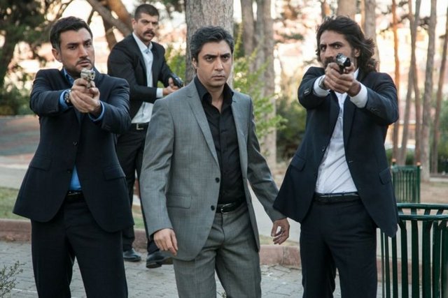 KURTLAR VADİSİ PUSU: Bu sene 10'uncu yılı Kurtlar Vadisi'nin... Üstelik Türk televizyonlarının en çok transfer yapan dizisi de o. Bugüne kadar Show, Kanal D, tekrar Show, Star, atv, TNT ve yine atv arasında mekik dokudu.