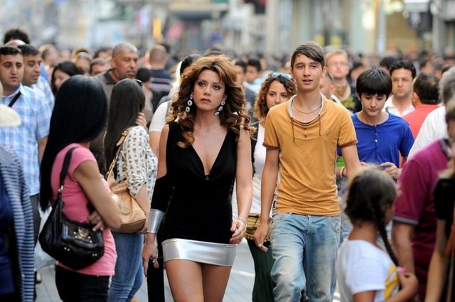 Ben şimdiden onu Beren Saat, Berg üzar Korel, Tuba Büyüküstün gibi ekran yıldızları arasına ekledim. Bu üç ismin arasında Özgü Namal da vardı ama Ozan Güven'li fiyaskosu Koyu Kırmızı'dan sonra onu ekranın dört yapraklı yoncasından eledim. Gökçe Bahadır, bundan sonra bütün diziler için başrol adayıdır efendim...