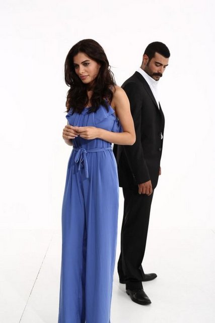 Ekipte, Farma Girik ve Serdar Gökhan gibi ustalar vardı. Şahane bir de tanıtım çekmişlerdi. Ama dizi ilk bölümünden ölü doğdu. Kan, şiddet, silah, tecavüz, ağır abiler ilk bölümden etrafımızı sardı.