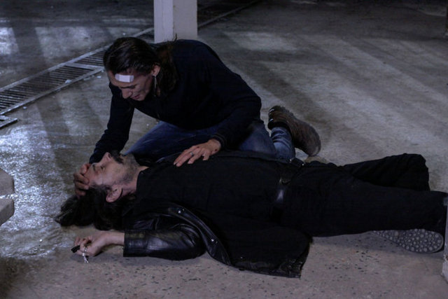 Kimi zaman reytinglerde geriye düşse de sosyal medyadaki gücüyle ayakta durmayı başaran Behzat Ç.'nin final yapacak olması hayranlarını elbette çok üzdü. Ama onları ferahlatacak bir haber vereyim. Bilindiği gibi Behzat Ç., Emrah Serbes'in Son Hafriyat kitabından uyarlama. Emrah Serbes dizi bitse de Behzat Ç.'yi kitaplarında yaşatmaya devam edecek ve dizinin finalinin ardından yeni kitabını piyasaya sürecek. Hasretimizi okuyarak gidermeye çalışacağız biz de...