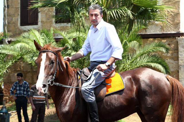 Orada canlandırdığı Ali Kaptan'la önce tüm Türkiye'nin nefretini kazandı, ardından da herkesi kendisine acındırdı. Büyük başarıydı, gerçekten çok büyük başarı... Ama sezon sonunda ayrılmak istedi. "Ali Kaptan'ın vakti doldu" dedi ve soluğu Adana'da çekilen Dila Hanım'da aldı.