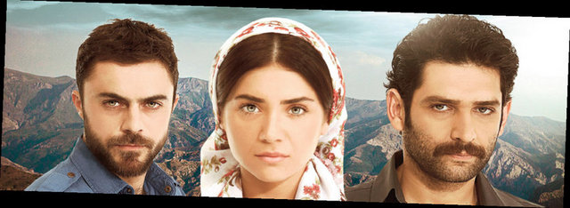 MAHSUN KIRMIZIGÜL'ÜN 2. DİZİSİ HAFTAYA EKRANDA: İlki Babalar ve Evlatlar'dı; ekran macerasına dört haftada son verilince, bu anlamda kırılması zor bir rekora imza attı. Yarın, bu sezon ekrana sürdüğü ikinci dizisini seyirciyle buluşturacak Mahsun. Aylardır çekimleri devam ediyor Benim İçin Üzülme'nin. Kars'tan Karadeniz'e uzanan bir dramı izleyeceğimiz dizide Tansel Öngel, Ünal Silver, Fulya Zenginer, Öykü Çelik rol alıyor. Mahsun işin genel yönetmenliğini üstleniyor. Dizi Kars, İstanbul, Batum ve Hopa'da geçiyor. Bir Kürt kızıyla, Laz gencinin imkansız aşkına tanıklık edeceğimiz dizi yarın saat 20.00'de atv'de başlıyor. Son Yaz'dan boşalan yere Benim İçin Üzülme geliyor. Umarım aynı sonu yaşamaz ve Mahsun'a bu sezon ikinci mağlubiyeti yaşatmaz. Haftaya göreceğiz...