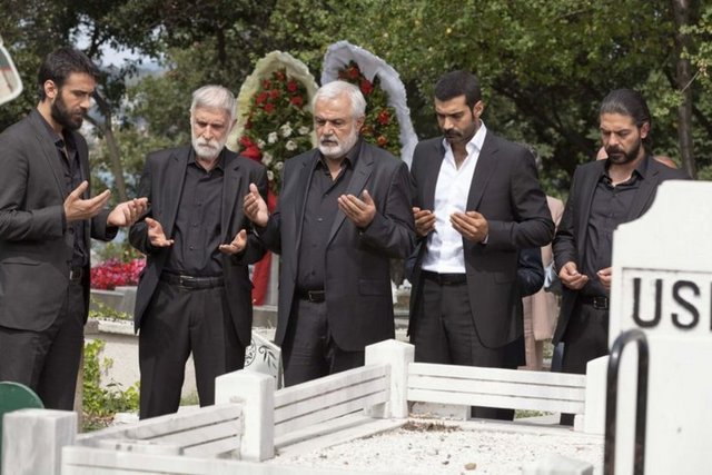 İlk bölümün ilk dakikasında nefesimizi tuttuk, bitene kadar da bir daha adeta nefes alamadık. Babalar ve Evlatlar izleyiciyi yormuş, boğmuştu. Dedim ya, bu dizi maalesef ölü doğmuştu...