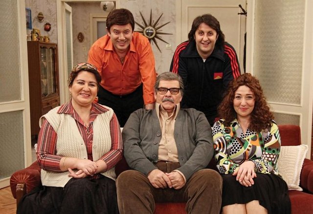 80'ler bugüne kadar hem sinemada hem de televizyonda daha çok kötü anılarıyla işlendi. Darbenin ayak sesleri pek çok filme ve diziye konu oldu. Ama hiç kimse bunu mizahın diliyle anlatmamıştı. Seksenler, bizi nostaljik bir serüvene çıkardı.