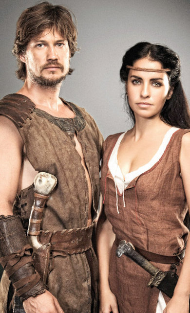 Adam Film ve Star İç Yapımlar'ın ortaklaşa yaptığı Atlılar kasımda izleyiciyle buluşacak. Milattan önceki bir dönemi konu edinen dizinin Bulgaristan'daki setinden her gün yeni haberler geliyor. Serdar Akar'ın yönetmenliğini üstlendiği Atlılar, Bulgaristan'da Nu Boyana Stüdyoları'nda çekiliyor. Hollywood filmlerine ev sahipliği de yapan stüdyoda yaratılan sanal dünyanın çok büyüleyici olduğunu duyuyorum. Dizinin başrollerinde Canan Ergüder, Aslı Tandoğan, Sarp Levendoğlu, Burcu Kutluk var. Ama önemli Bulgar oyuncularda rol alıyor. Dizinin dört bölümü çekildiği için ara verilmiş ve ekip şu anda İstanbul'da... Aldığım duyumlara göre Atlılar kasımın ikinci haftasında ekranda. Merakla bekliyoruz...