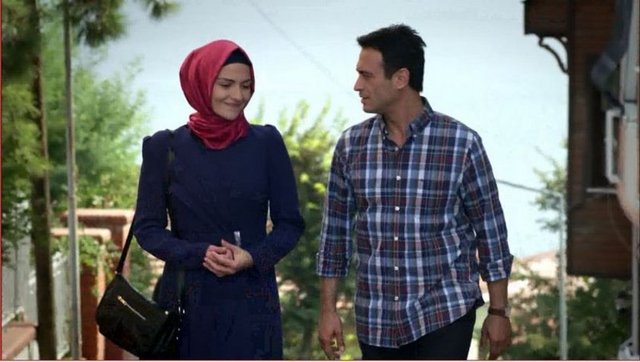 Aradan tam 42 sene geçti. Bu kez Huzur Sokağı televizyonda boy gösterdi. İlk defa bir majör kanalda, yani atv'de türbanlı karakterler izlemeye başladık. Dizi, ilk bölümden gücünü ve etkisini ortaya koydu. Üçüncü haftasında da cuma akşamlarının zirvesine oturdu.