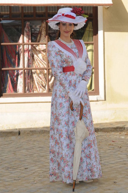 Ama daha ilk bölümünden bu işin tutmayacağı ortadaydı. Dizinin senaryosunda ciddi aksayan yanlar vardı. Üçüncü bölümden sonra biraz toparlanmaya başladı ama bu defa da yayından kalktı.