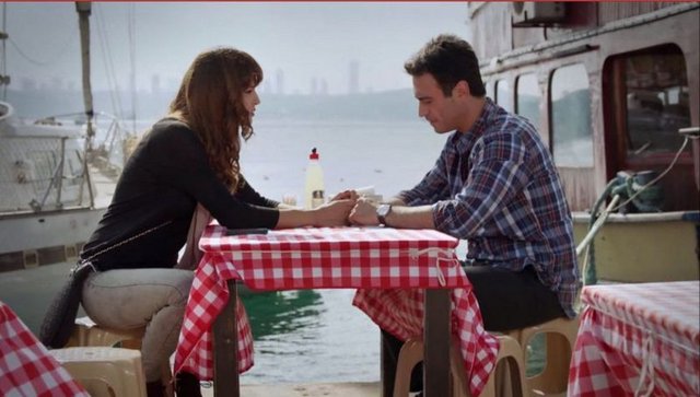 HUZUR SOKAĞI: Bir dönemin en çok satan romanıydı Huzur Sokağı. Yazarı Şule Yüksel Şenler, Başbakan Recep Tayyip Erdoğan ve Emine Erdoğan'ı da tanıştıran kişiydi. Kitap, 1970 yılında sinemaya aktarıldı. Birleşen Yollar adıyla beyazperdeye yansıyan filmde Türkan Şoray ve İzzet Günay başrolü paylaştı.