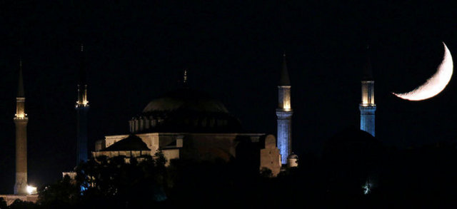 GUNESIN BATISIYLA KENDINI GOSTEREN AY, SEHRIN TARIHI ORTUSUYLE GUZEL GORUNTULER OLUSTURDU. -