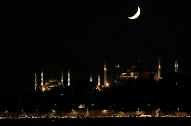 GUNESIN BATISIYLA KENDINI GOSTEREN AY, SEHRIN TARIHI ORTUSUYLE GUZEL GORUNTULER OLUSTURDU. -