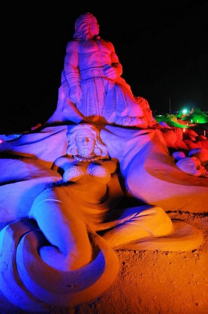 ULUSLARARASI ANTALYA KUM HEYKEL FESTIVALI (SANDLAND 2012) BUNYESINDE HOLLYWOOD STARLARI TEMASIYLA HAZIRAN AYINDA ACILAN KUM HEYKEL SERGISI 29 EKIM'DE SON KEZ ZIYARET EDILEBILECEK. KUMDAN HEYKELLER 11 KASIM'DA 'TORENLE' YIKILACAK. -