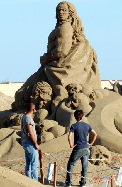 ULUSLARARASI ANTALYA KUM HEYKEL FESTIVALI (SANDLAND 2012) BUNYESINDE HOLLYWOOD STARLARI TEMASIYLA HAZIRAN AYINDA ACILAN KUM HEYKEL SERGISI 29 EKIM'DE SON KEZ ZIYARET EDILEBILECEK. KUMDAN HEYKELLER 11 KASIM'DA 'TORENLE' YIKILACAK. -
