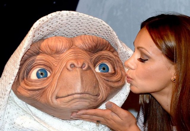 ALMANYA MADAME TUSSAUDS MÜZESİ'NDE SERGİLENMEYE BAŞLANAN ET'NİN BALMUMU HEYKELİ BÜYÜK İLGİ GÖRDÜ -