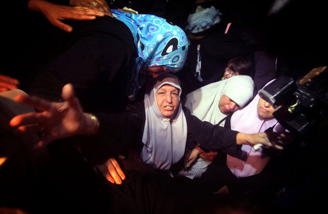 ISRAIL'IN, GAZZE'NIN KUZEYINDEKI BEYT HANUN BOLGESINE DUZENLEDIGI HAVA SALDIRISINDA HAYATINI KAYBEDEN FILISTINLILER'IN NAASLARI AILELERINE TESLIM EDILDI. -