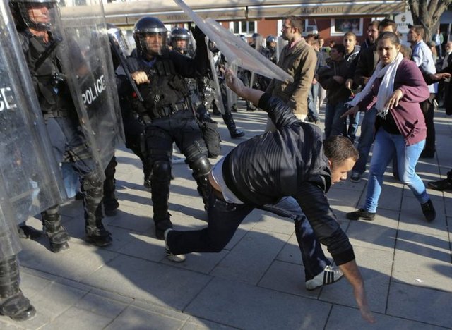 PRİŞTİNE'DE DÜZENLENEN PROTESTO GÖSTERİSİNE POLİSİN MÜDAHALESİ SERT OLDU
