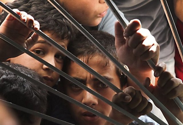ISRAIL'IN, GAZZE'NIN KUZEYINDEKI BEYT HANUN BOLGESINE DUZENLEDIGI HAVA SALDIRISINDA HAYATINI KAYBEDEN FILISTINLILER'IN NAASLARI AILELERINE TESLIM EDILDI. -