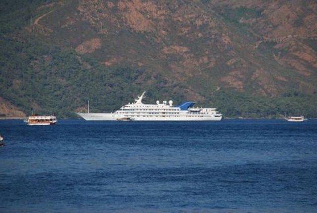138 metre uzunluğu ve 28 metre genişliği ile dünyanın en büyük yatlarından biri olan 'Prince Abdülaziz' adlı milyon dolarlık yatta iki kral kamarası, 100 kamara, hamam, sauna ve helikopter pisti bulunuyor. Yata 600 ton yakıt, 400 ton yağ ikmali yapılabildiği öğrenildi. - 184 milyon dolar değerindeki dev yat, görkemiyle ve personelin geleneksel giysileri ile dikkat çekti. 8 bin grostonluk yata bir süre önce İstanbul Tuzla'da bakım yapılmıştı. Yat Marmaris'e gelmeden önce de Aliağa Limanı'na uğramıştı.