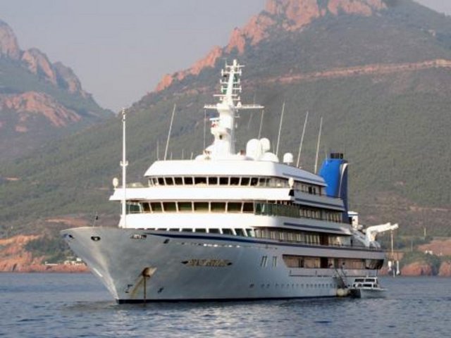138 metre uzunluğu ve 28 metre genişliği ile dünyanın en büyük yatlarından biri olan 'Prince Abdülaziz' adlı milyon dolarlık yatta iki kral kamarası, 100 kamara, hamam, sauna ve helikopter pisti bulunuyor. Yata 600 ton yakıt, 400 ton yağ ikmali yapılabildiği öğrenildi. - 184 milyon dolar değerindeki dev yat, görkemiyle ve personelin geleneksel giysileri ile dikkat çekti. 8 bin grostonluk yata bir süre önce İstanbul Tuzla'da bakım yapılmıştı. Yat Marmaris'e gelmeden önce de Aliağa Limanı'na uğramıştı.