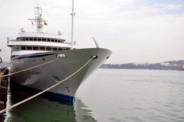 138 metre uzunluğu ve 28 metre genişliği ile dünyanın en büyük yatlarından biri olan 'Prince Abdülaziz' adlı milyon dolarlık yatta iki kral kamarası, 100 kamara, hamam, sauna ve helikopter pisti bulunuyor. Yata 600 ton yakıt, 400 ton yağ ikmali yapılabildiği öğrenildi. - 184 milyon dolar değerindeki dev yat, görkemiyle ve personelin geleneksel giysileri ile dikkat çekti. 8 bin grostonluk yata bir süre önce İstanbul Tuzla'da bakım yapılmıştı. Yat Marmaris'e gelmeden önce de Aliağa Limanı'na uğramıştı. -