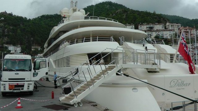 Rusya'nın en zengini milyarder iş adamı Alisher Usmanov'un bu yıl 110 metrelik 'Dilbar' adlı yatıyla bir hafta boyunca Göcek koylarını turladı.