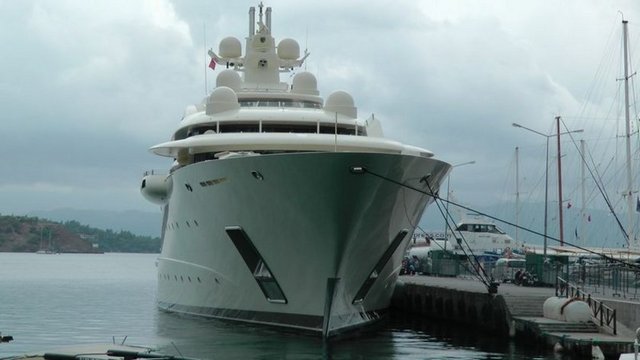 Rusya'nın en zengini milyarder iş adamı Alisher Usmanov'un bu yıl 110 metrelik 'Dilbar' adlı yatıyla bir hafta boyunca Göcek koylarını turladı.