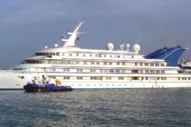 138 metre uzunluğu ve 28 metre genişliği ile dünyanın en büyük yatlarından biri olan 'Prince Abdülaziz' adlı milyon dolarlık yatta iki kral kamarası, 100 kamara, hamam, sauna ve helikopter pisti bulunuyor. Yata 600 ton yakıt, 400 ton yağ ikmali yapılabildiği öğrenildi. - 184 milyon dolar değerindeki dev yat, görkemiyle ve personelin geleneksel giysileri ile dikkat çekti. 8 bin grostonluk yata bir süre önce İstanbul Tuzla'da bakım yapılmıştı. Yat Marmaris'e gelmeden önce de Aliağa Limanı'na uğramıştı.