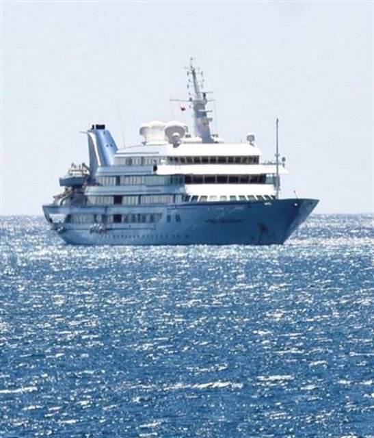 138 metre uzunluğu ve 28 metre genişliği ile dünyanın en büyük yatlarından biri olan 'Prince Abdülaziz' adlı milyon dolarlık yatta iki kral kamarası, 100 kamara, hamam, sauna ve helikopter pisti bulunuyor. Yata 600 ton yakıt, 400 ton yağ ikmali yapılabildiği öğrenildi. - 184 milyon dolar değerindeki dev yat, görkemiyle ve personelin geleneksel giysileri ile dikkat çekti. 8 bin grostonluk yata bir süre önce İstanbul Tuzla'da bakım yapılmıştı. Yat Marmaris'e gelmeden önce de Aliağa Limanı'na uğramıştı.