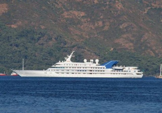 138 metre uzunluğu ve 28 metre genişliği ile dünyanın en büyük yatlarından biri olan 'Prince Abdülaziz' adlı milyon dolarlık yatta iki kral kamarası, 100 kamara, hamam, sauna ve helikopter pisti bulunuyor. Yata 600 ton yakıt, 400 ton yağ ikmali yapılabildiği öğrenildi. - 184 milyon dolar değerindeki dev yat, görkemiyle ve personelin geleneksel giysileri ile dikkat çekti. 8 bin grostonluk yata bir süre önce İstanbul Tuzla'da bakım yapılmıştı. Yat Marmaris'e gelmeden önce de Aliağa Limanı'na uğramıştı.
