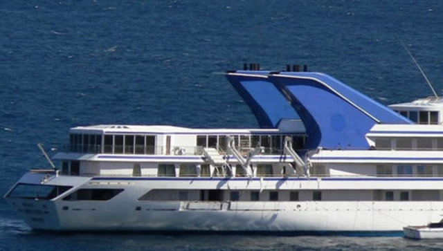 138 metre uzunluğu ve 28 metre genişliği ile dünyanın en büyük yatlarından biri olan 'Prince Abdülaziz' adlı milyon dolarlık yatta iki kral kamarası, 100 kamara, hamam, sauna ve helikopter pisti bulunuyor. Yata 600 ton yakıt, 400 ton yağ ikmali yapılabildiği öğrenildi. - 184 milyon dolar değerindeki dev yat, görkemiyle ve personelin geleneksel giysileri ile dikkat çekti. 8 bin grostonluk yata bir süre önce İstanbul Tuzla'da bakım yapılmıştı. Yat Marmaris'e gelmeden önce de Aliağa Limanı'na uğramıştı.