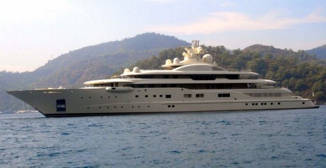 Rusya'nın en zengini milyarder iş adamı Alisher Usmanov'un bu yıl 110 metrelik 'Dilbar' adlı yatıyla bir hafta boyunca Göcek koylarını turladı.