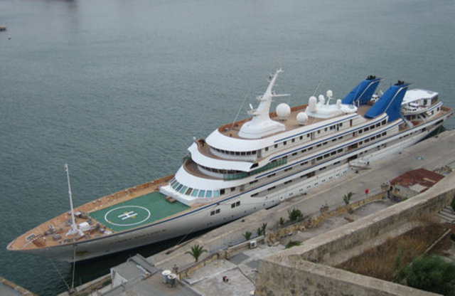 138 metre uzunluğu ve 28 metre genişliği ile dünyanın en büyük yatlarından biri olan 'Prince Abdülaziz' adlı milyon dolarlık yatta iki kral kamarası, 100 kamara, hamam, sauna ve helikopter pisti bulunuyor. Yata 600 ton yakıt, 400 ton yağ ikmali yapılabildiği öğrenildi. - 184 milyon dolar değerindeki dev yat, görkemiyle ve personelin geleneksel giysileri ile dikkat çekti. 8 bin grostonluk yata bir süre önce İstanbul Tuzla'da bakım yapılmıştı. Yat Marmaris'e gelmeden önce de Aliağa Limanı'na uğramıştı.