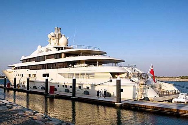 Rusya'nın en zengini milyarder iş adamı Alisher Usmanov'un bu yıl 110 metrelik 'Dilbar' adlı yatıyla bir hafta boyunca Göcek koylarını turladı.