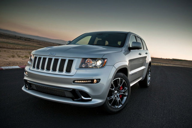 EN GÜÇLÜ GRAND CHEROKEE - Kuruluşunun 71. yılını kutlayan Jeep markasının Grand Cherokee modelinin en güçlü versiyonu olan SRT8, 2012 Autoshow Fuarı'nda tanıtıldıktan sonra satışa sunulacak. Chrysler Grubu'nun iç performans departmanı SRT (Street and Racing Technology) tarafından geliştirilen Jeep Grand Cherokee SRT8, 468 BGP'lik V8 motorunun yanı sıra performans odaklı tasarımı, yarış ruhunu yansıtan yüksek performanslı kabin içi ve sürüş özellikleriyle ön plana çıkıyor.