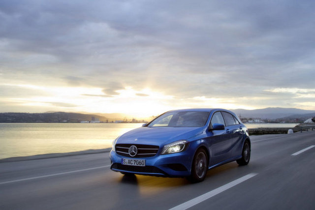 EN SEKSİ MERCEDES - Mercedes'in A Serisini küçük bir VAN olmaktan çıkarıp genç müşterilerin ilgisini çeken 'sportif' karakterli bir otomobil haline getiren yeni tasarımı, fuarda, hiç şüphesiz etrafında en çok dönülen kompakt sınıf araçlardan biri olacak. Markanın 30 bin Euro'nun altından başlayan fiyatlarla satışa sunduğu yeni A Serisi fuarda mutlaka görülmesi gereken yeniliklerin başında geliyor. -  -