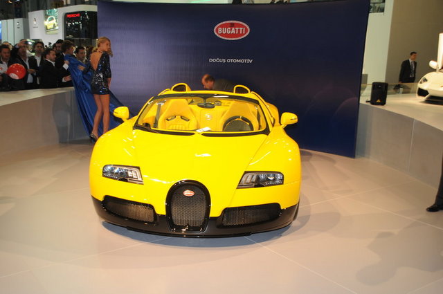 4.3 MİLYON EURO'LUK BUGATTI OTOMOBİL 