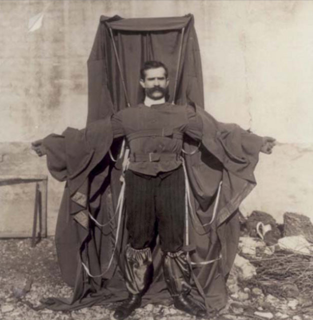 Franz Reichelt paraşüt elbise yapmayı kafasına takmıştı. Kendini uçan terzi olarak isimlendiren Reichelt Eyfel Kulesi'nin tepesinde yaptığı elbiseyi test ederken öldü.