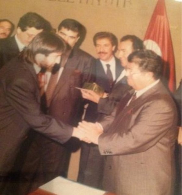 8. Cumhurbaşkanı merhum Turgut Özal'ın özel kalem müdürü eski AKP milletvekili Feyzi İşbaşaran Özal'ın bilinmeyen fotoğraflarını paylaştı.