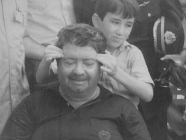 8. Cumhurbaşkanı merhum Turgut Özal'ın özel kalem müdürü eski AKP milletvekili Feyzi İşbaşaran Özal'ın bilinmeyen fotoğraflarını paylaştı.