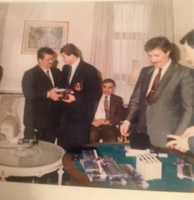 8. Cumhurbaşkanı merhum Turgut Özal'ın özel kalem müdürü eski AKP milletvekili Feyzi İşbaşaran Özal'ın bilinmeyen fotoğraflarını paylaştı.