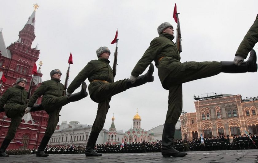 Прямо марш. Солдаты маршируют на красной площади. Марш солдат на красной площади. Марш на красной площади 9 мая. Марширующие солдаты на красной площади 9 мая.