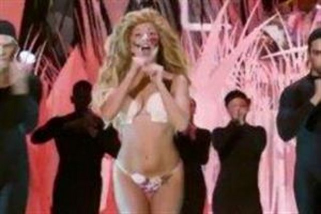 Lady Gaga, MTV Video Müzik Ödülleri gecesinde sahneye tanga giyerek çıktı.
